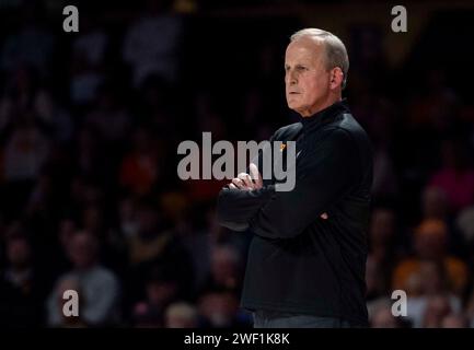 Nashville, Tennessee, USA. Januar 2024. Rick Barnes, Cheftrainer der University of Tennessee, sieht zu, wie sein Team die Vanderbilt University in Nashville antritt. (Kreditbild: © Camden Hall/ZUMA Press Wire) NUR REDAKTIONELLE VERWENDUNG! Nicht für kommerzielle ZWECKE! Stockfoto