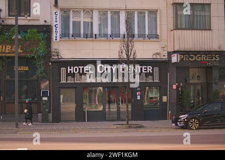 Brüssel, Belgien Januar 2024. Foto von den Straßen Belgiens. Stadtzentrums-Hotel und Progress Hotel-Fassade. In der Nähe der U-Bahn-Station Roger Stockfoto