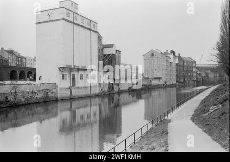 Ehemalige Lagerhäuser an der Lower Bristol Road, die sich im Fluss Avon spiegeln, gesehen vom Broad Quay, Bath, Avon um 1981 Stockfoto