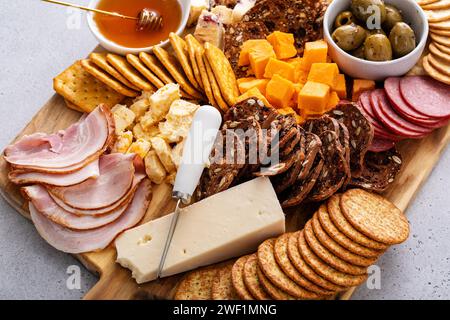 Käse und Snacks, Brett oder Platte mit Wurstwaren, Crackern und verschiedenen Snacks Stockfoto