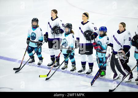 Tsongas Center. Januar 2024. Massachusetts, USA; die Jugendspieler stellten sich vor einem regulären Saisonspiel der PWHL zwischen Boston und Minnesota im Tsongas Center an. (c) Burt Granofsky/CSM/Alamy Live News Stockfoto