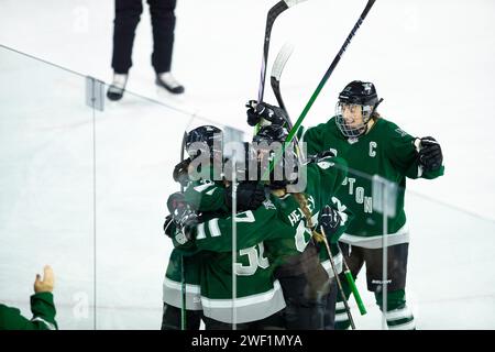 Tsongas Center. Januar 2024. Massachusetts, USA; die Spieler aus Boston feiern im Tsongas Center ein Tor während eines regulären Saisonspiels zwischen Boston und Minnesota. (c) Burt Granofsky/CSM/Alamy Live News Stockfoto