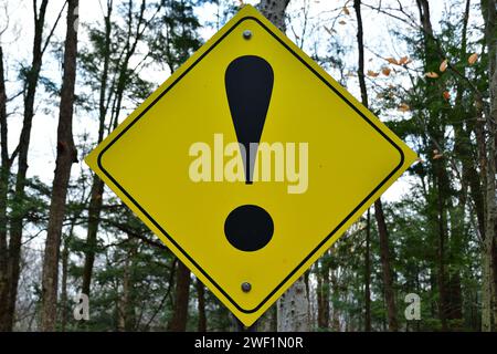 Mountainbike-Trail, Ausrufezeichen, schwarzes und gelbes Warnschild Stockfoto