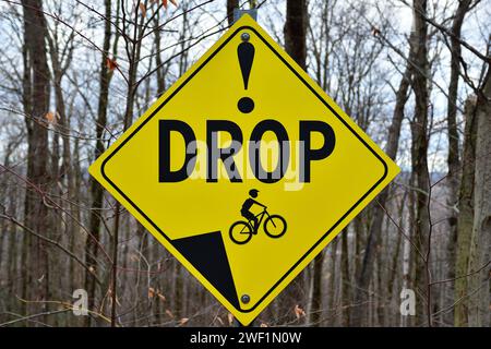 Mountainbike-Trail, Warnschild für plötzlichen Sturz, schwarzes und gelbes Warnschild Stockfoto