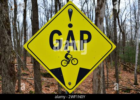 Mountainbike-Trail, Warnschild für plötzliche Lücken, Warnschild für schwarze und gelbe Warnschilder Stockfoto