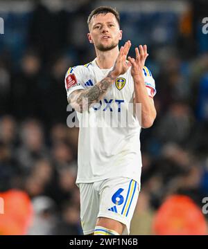 Elland Road, Leeds, Yorkshire, Großbritannien. Januar 2024. FA Cup Fourth Round Football, Leeds gegen Plymouth Argyle; Liam Cooper von Leeds United applaudiert den Fans nach dem Finale. Credit: Action Plus Sports/Alamy Live News Stockfoto