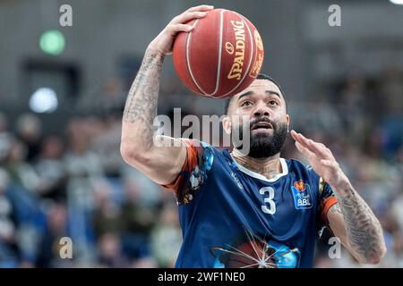 Heidelberg, Deutschland. Januar 2024. Josh Gray (Heidelberg, 3), am Ball, Einzelbild, Einzelfoto, Aktion, 27.01.2024, Heidelberg (Deutschland), Basketball, Bundesliga, MLP Academics Heidelberg - NINERS Chemnitz Credit: dpa/Alamy Live News Stockfoto