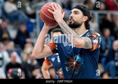 Heidelberg, Deutschland. Januar 2024. Marcel Keßen (Kessen, Heidelberg, 15), am Ball, Einzelbild, Einzelfoto, Aktion, 27.01.2024, Heidelberg (Deutschland), Basketball, Bundesliga, MLP Academics Heidelberg - NINERS Chemnitz Credit: dpa/Alamy Live News Stockfoto