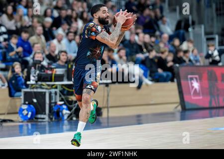 Heidelberg, Deutschland. Januar 2024. Josh Gray (Heidelberg, 3), am Ball, Freisteller, Ganzkörper, Einzelbild, Einzelfoto, Aktion, 27.01.2024, Heidelberg (Deutschland), Basketball, Bundesliga, MLP Academics Heidelberg - NINERS Chemnitz Credit: dpa/Alamy Live News Stockfoto