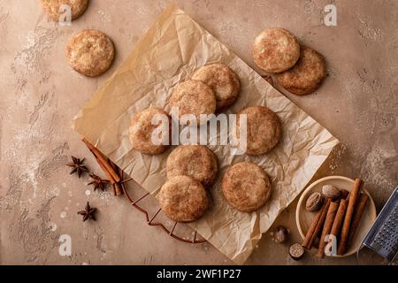 Hausgemachte Snickerdoodle-Kekse, bedeckt mit Zimt auf Pergamentpapier Stockfoto