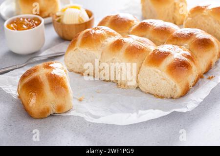 Heiße Kreuzbrötchen mit Butter und Orangenmarmelade, Rezept für Osterbrunch oder Frühstück Stockfoto