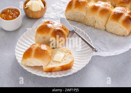 Heiße Kreuzbrötchen mit Butter und Orangenmarmelade, Rezept für Osterbrunch oder Frühstück Stockfoto