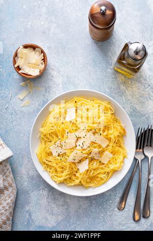 Spaghetti-Kürbis geröstet und zerlegt, serviert mit Olivenöl und Parmesan, kohlenhydratarme Rezeptidee, Blick von oben Stockfoto