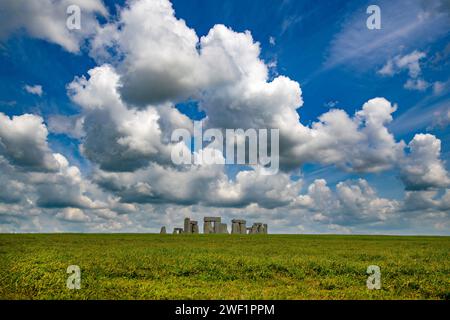 Stonehenge, altes prähistorisches Denkmal auf der Salisbury Plain, nahe Amesbury, Wiltshire, Großbritannien Stockfoto