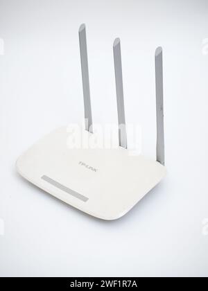 TP-Link-Router für wlan- und Internetverbindungsnetzwerk, isolierter weißer Hintergrund Stockfoto