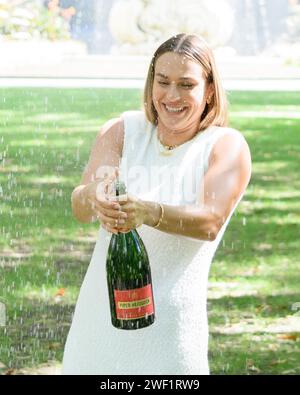 Melbourne Australien. Januar 2024. ARYNA SABALENKA aus Belarus sprüht Champagner bei ihrem Fotoanruf in Carlton Gardens, nachdem sie das Women's Singles Final der Australian Open 2024 in Melbourne, Australien gewonnen hatte. Sydney Low/Cal Sport Media/Alamy Live News Stockfoto