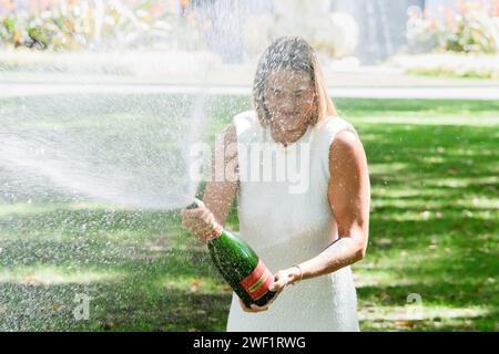 Melbourne Australien. Januar 2024. ARYNA SABALENKA aus Belarus sprüht Champagner bei ihrem Fotoanruf in Carlton Gardens, nachdem sie das Women's Singles Final der Australian Open 2024 in Melbourne, Australien gewonnen hatte. Sydney Low/Cal Sport Media/Alamy Live News Stockfoto