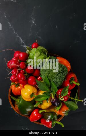 Draufsicht auf eine Auswahl an frischem Gemüse vom Bauernhof. Stockfoto