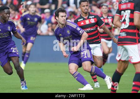 Orlando, Florida, USA, 29. April 2023, der Orlando City SC-Verteidiger Rodrigo Schlegel schlägt als Bruno Henrique Pinto #27 in der FC-Serie im Inter&Co-Stadion unter Druck. (Foto: Marty Jean-Louis/Alamy Live News Stockfoto