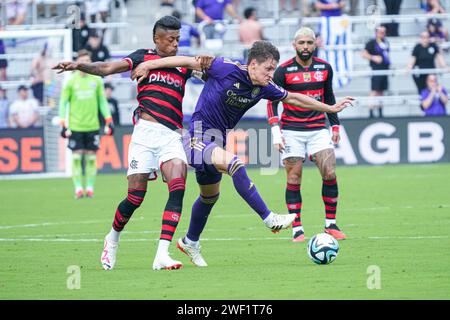 Orlando, Florida, USA, 29. April 2023, der Orlando City SC-Verteidiger Rodrigo Schlegel schlägt als Bruno Henrique Pinto #27 in der FC-Serie im Inter&Co-Stadion unter Druck. (Foto: Marty Jean-Louis/Alamy Live News Stockfoto