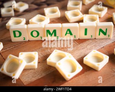 Buchstaben mit Text Domäne auf hölzernem Hintergrund durchsuchen Stockfoto