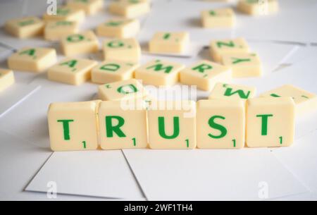 Schreiben Sie Buchstaben, die Wörter vertrauen Stockfoto