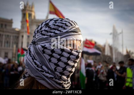 Madrid, Spanien. Januar 2024. Ein maskierter Demonstrant schaut während der Demonstration zu. Pro-palästinensische Demonstranten gingen auf die Straßen von Zentral-Madrid und forderten einen sofortigen und dauerhaften Waffenstillstand in Palästina. (Foto: David Canales/SOPA Images/SIPA USA) Credit: SIPA USA/Alamy Live News Stockfoto