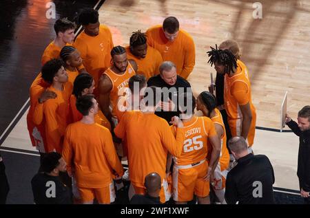 Nashville, Tennessee, USA. Januar 2024. Rick Barnes, Cheftrainer der University of Tennessee, trifft sich vor dem Spiel gegen Vanderbilt mit seinem Team. (Kreditbild: © Camden Hall/ZUMA Press Wire) NUR REDAKTIONELLE VERWENDUNG! Nicht für kommerzielle ZWECKE! Stockfoto