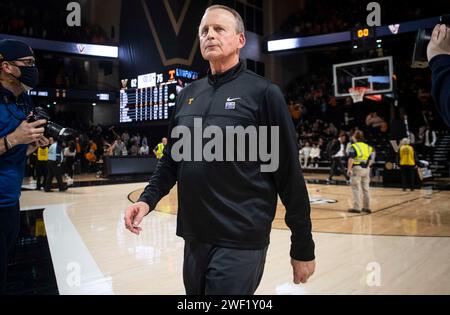 Nashville, Tennessee, USA. Januar 2024. Rick Barnes, Cheftrainer der University of Tennessee, geht nach dem Sieg über Vanderbilt in Nashville durch das Spielfeld. (Kreditbild: © Camden Hall/ZUMA Press Wire) NUR REDAKTIONELLE VERWENDUNG! Nicht für kommerzielle ZWECKE! Stockfoto