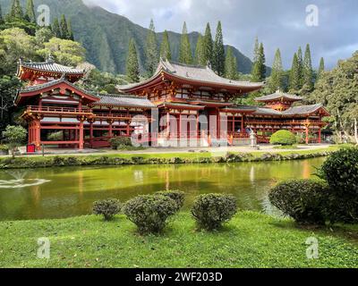 Ein bewölkter Tag im schönen und friedlichen japanischen Byodo-in Tempel auf Oahu Hawaii USA Stockfoto