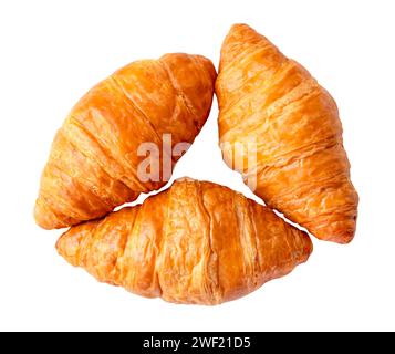 Die Draufsicht mit drei frischen Croissants ist auf weißem Hintergrund mit Beschneidungspfad isoliert. Stockfoto