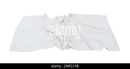 Weißes, zerknittertes Handtuch nach Gebrauch ist auf weißem Hintergrund mit Beschneidungspfad isoliert. Stockfoto