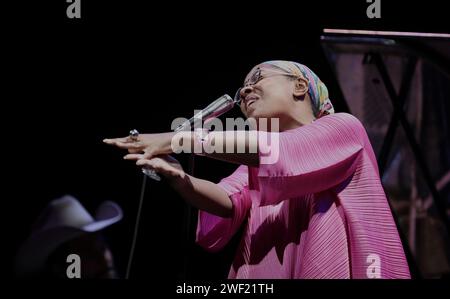 27. Januar 2024: Dreimaliger Grammy Award-Gewinner und US-amerikanischer Jazz-Sänger CECILE MCLORIN SALVANT trat am Samstag, 27. Januar, im Marcus Center of the Performing Arts auf. Ihr Quartett wird voraussichtlich durch die USA reisen und im Frühsommer eine Europatournee starten. (Kreditbild: © Pat A. Robinson/ZUMA Press Wire) NUR REDAKTIONELLE VERWENDUNG! Nicht für kommerzielle ZWECKE! Stockfoto