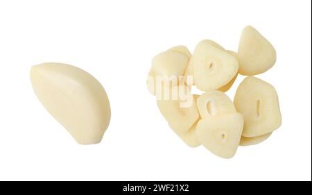 Der Satz der Knoblauchzehen und der Scheiben oder Stücke im Stapel von oben ist auf weißem Hintergrund mit Schnittpfad isoliert. Stockfoto