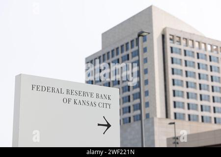 Kansas City, Missouri, USA - 15. Juni 2023: Das Gebäude der Federal Reserve Bank of Kansas City in der Innenstadt strahlt am Morgen. Stockfoto
