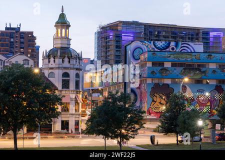 Kansas City, Missouri, USA - 15. Juni 2023: Nachtverkehr durchquert den historischen Plaza District. Stockfoto