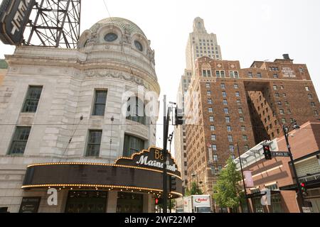 Kansas City, Missouri, USA - 15. Juni 2023: Nachmittagslicht leuchtet auf die historischen Gebäude des Power and Light District. Stockfoto