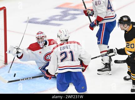 Pittsburgh, Usa. Januar 2024. Lars Eller (20) erzielte in der zweiten Phase seines 1000. Karrierespiels in der PPG Paints Arena in Pittsburgh am Samstag, 27. Januar 2024 einen Torwart Jake Allen (34). Foto von Archie Carpenter/UPI. Quelle: UPI/Alamy Live News Stockfoto