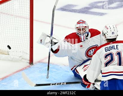 Pittsburgh, Usa. Januar 2024. Montreal Canadiens Torhüter Jake Allen (34) sieht zu, wie der Pittsburgh Penguins Center Lars Eller in der zweiten Phase seines 1000. Karrierespiels in der PPG Paints Arena in Pittsburgh am Samstag, den 27. Januar 2024, ein Tor erzielte. Foto von Archie Carpenter/UPI. Quelle: UPI/Alamy Live News Stockfoto
