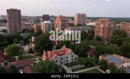 Blick auf die historischen Wolkenkratzer des historischen Viertels Plaza in Kansas City, Missouri, USA. Stockfoto