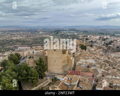 Aus der Vogelperspektive auf das Schloss Moratalla in der Provinz Murcia, Spanien, das das Dorf mit einem großen quadratischen Turm und einem schön restaurierten Denkmal aus dem Mittelalter dominiert Stockfoto