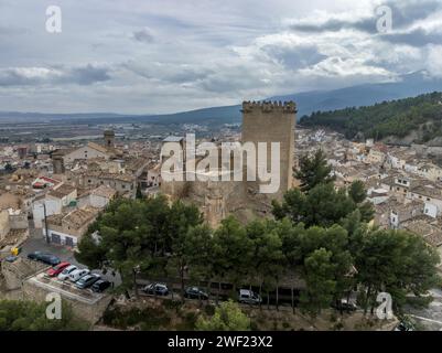 Aus der Vogelperspektive auf das Schloss Moratalla in der Provinz Murcia, Spanien, das das Dorf mit einem großen quadratischen Turm und einem schön restaurierten Denkmal aus dem Mittelalter dominiert Stockfoto