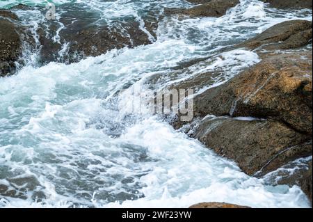 Kleiner Wasserfall mit kristallklarem Wasser, sanft fallend, natürliche Ruhe, beruhigende Geräusche, unberührte Wildnis, malerische Umgebung, Idy Stockfoto