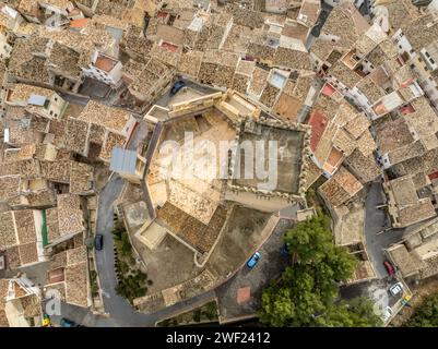 Aus der Vogelperspektive auf das Schloss Moratalla in der Provinz Murcia, Spanien, das das Dorf mit einem großen quadratischen Turm und einem schön restaurierten Denkmal aus dem Mittelalter dominiert Stockfoto