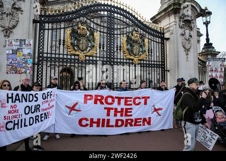 Die Demonstranten versammeln sich vor den Toren des Buckingham Palace hinter Spruchbändern mit der Aufschrift „Schützen Sie unsere Kinder“ und „Hände weg von unseren Kindern“ während der Demonstration. Eine Gruppe von Demonstranten versammelte sich, um gegen Regierungsmitglieder und Machtpositionen zu demonstrieren, die ihrer Meinung nach die Sexualisierung von Kindern im Schullehrplan, die COVID-19-Impfung von Kindern, satanischen Ritualmissbrauch, Kinderhandel und den Einsatz von Adrenchrom erlauben. Sie fordern Antworten und eine angemessene Untersuchung, die alle Machthaber zur Rechenschaft zieht. Stockfoto