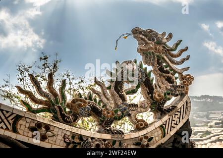 Atemberaubende Drachenskulptur, verziert mit lebendigen Mosaikfliesen, schmückt das Dach der Pagode als fesselndes architektonisches Element. Komplizierte Details und Rik Stockfoto