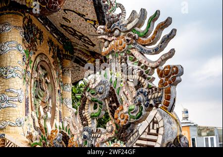 Drachenmosaik-Skulptur auf dem Dach des Pagode-Tempels, architektonische Eleganz und kulturelle Pracht. Präsentieren Sie eine Mischung aus kultureller Kunst und Spiritua Stockfoto