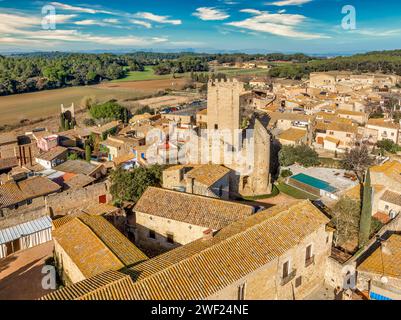 Peratallada aus der Vogelperspektive, eine historische, künstlerisch befestigte mittelalterliche Stadt in Katalonien, Spanien in der Nähe der Costa Brava. Steinhäuser zerrissene Steinstraße Stockfoto