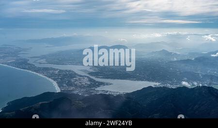 Aerial Serenity: Eine Reise durch die blaue Landschaft, die majestätische Berge, Gewässer, Dörfer und Kleinstädte enthüllt Stockfoto