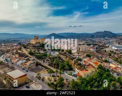 Blick aus der Vogelperspektive auf Petrer, mittelalterliche Stadt und Burg auf einem Hügel mit restauriertem Turm und Zinnen in der Nähe von Elda Spanien, Stockfoto